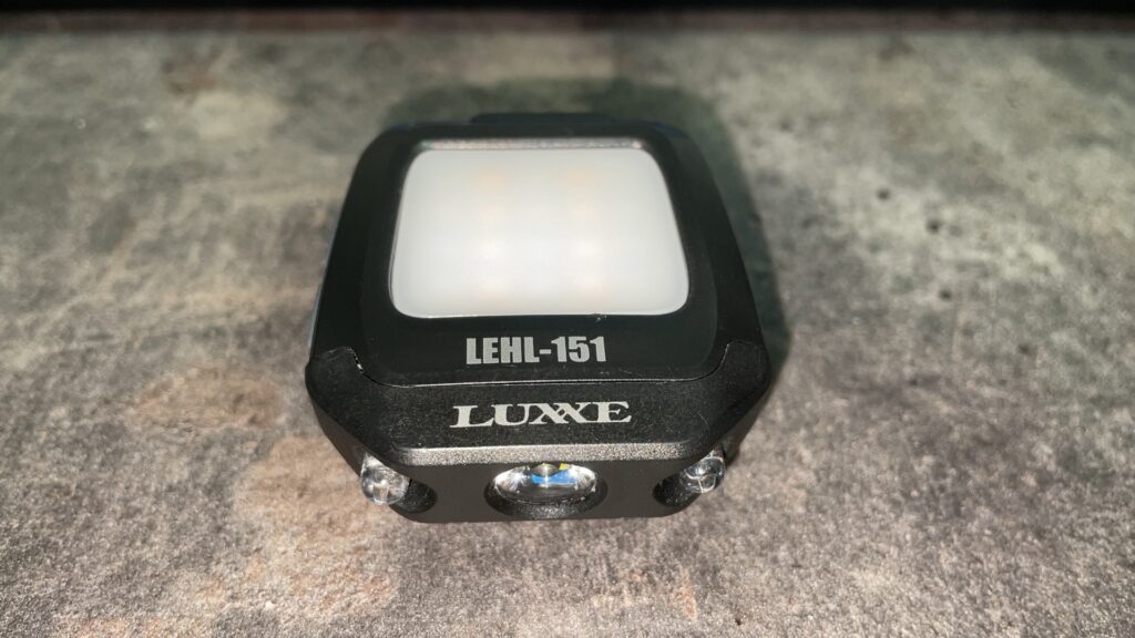 キャップライトLEHL151の正面から見た写真。