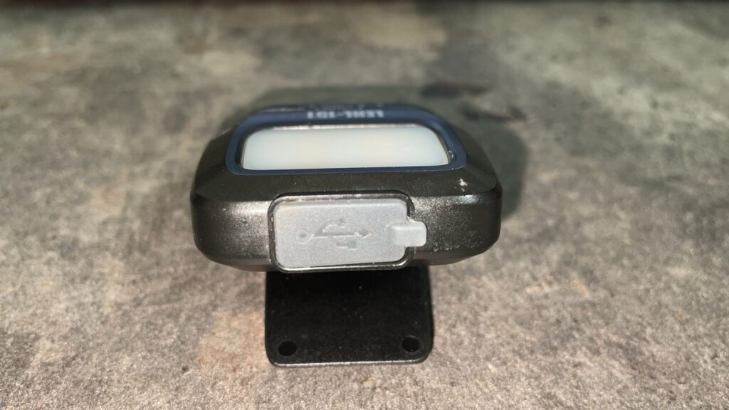 キャップライトLEHL151充電ポートの写真。