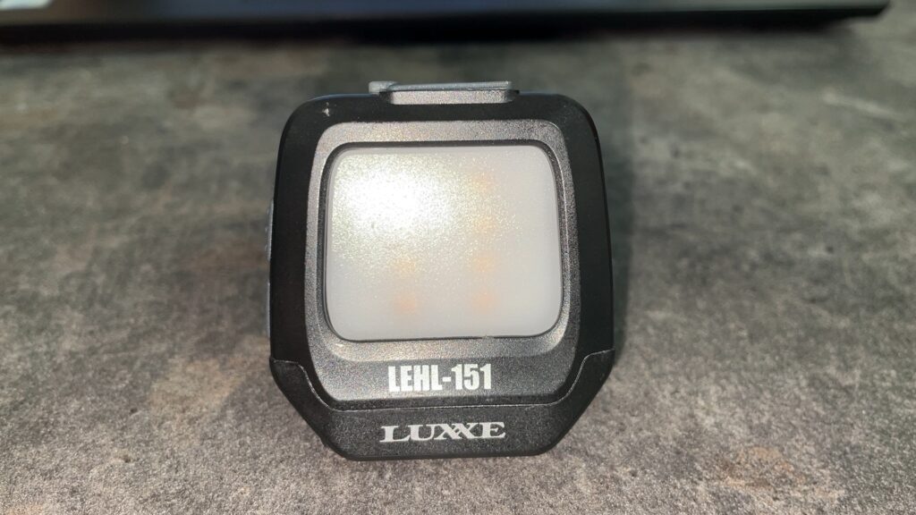 キャップライトLEHL151の暖色LEDと赤色LEDの写真。