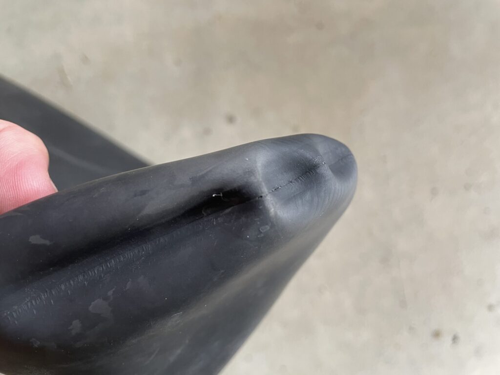 ドライスーツのラテックス素材の劣化写真。