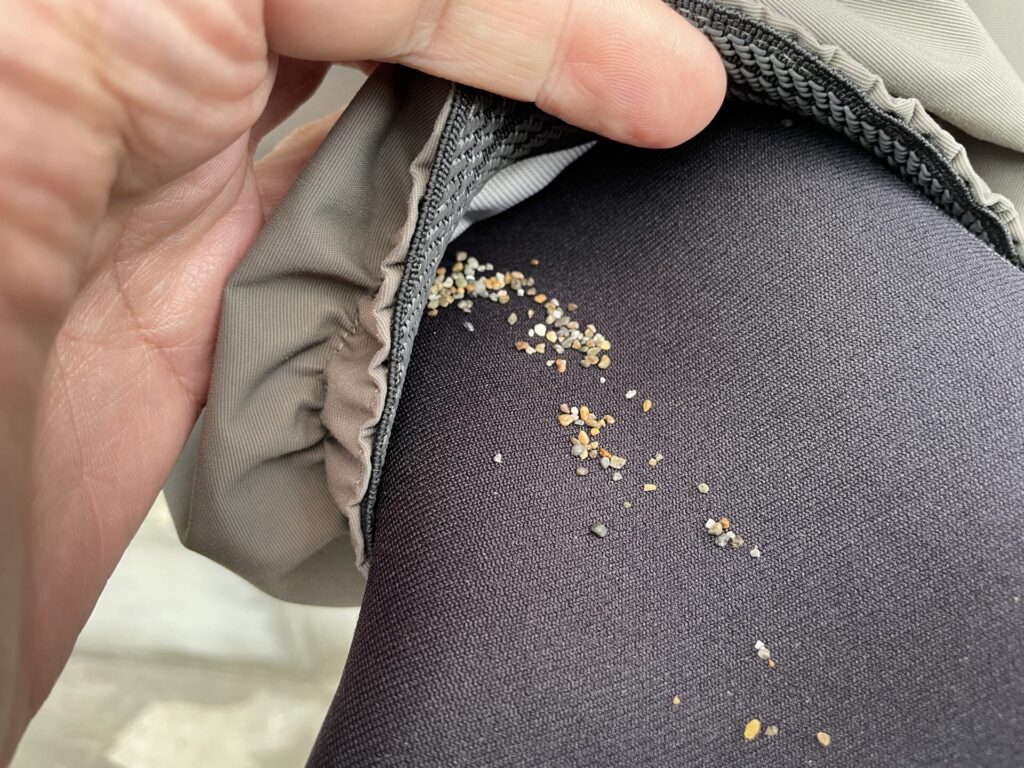 ウェーダーの中に砂が溜まる。