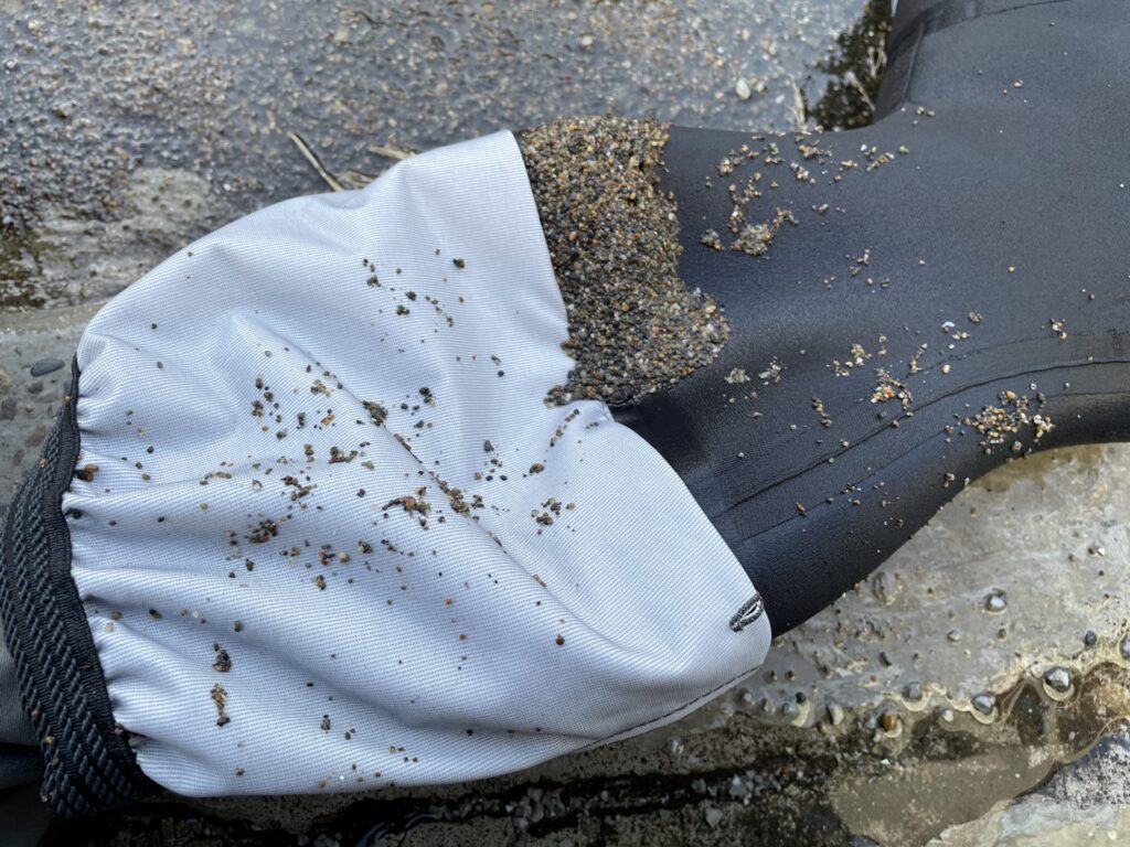 N3ウエストハイウェーダーの中に砂が溜まった画像。