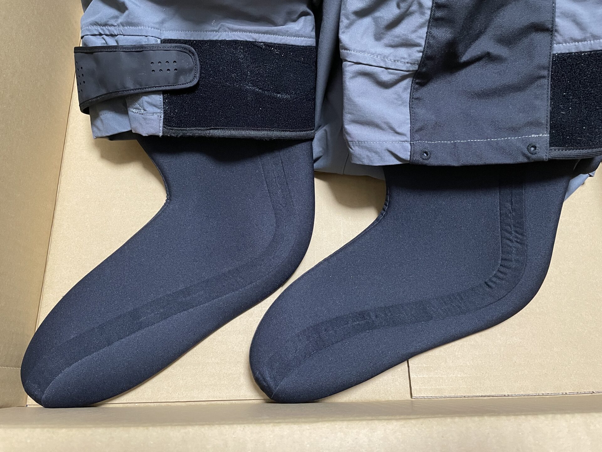 シロッコドライスーツの修理・交換後の写真。